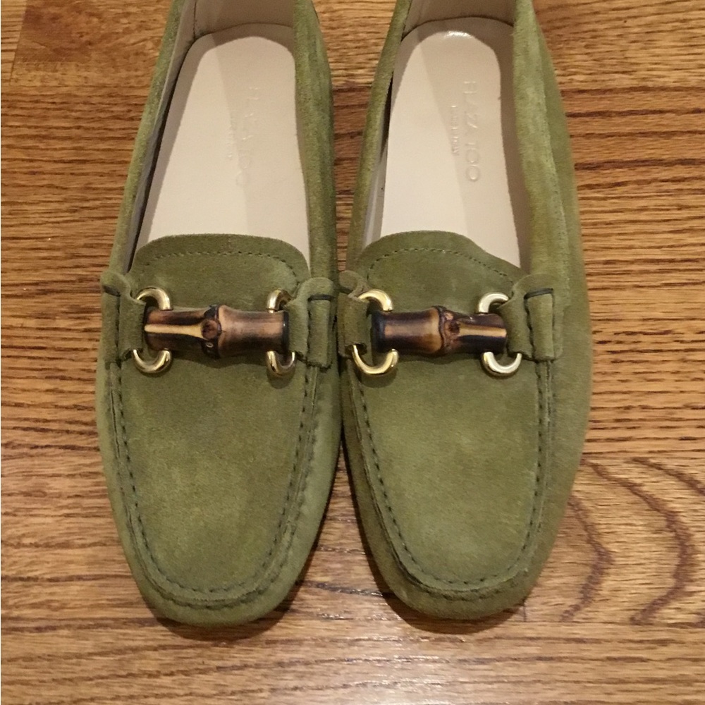 GREAT SUEDE DRIVING LOAFER WITH WOODEN BUCKLE. SZ 7 NEW WITHOUT TAGS